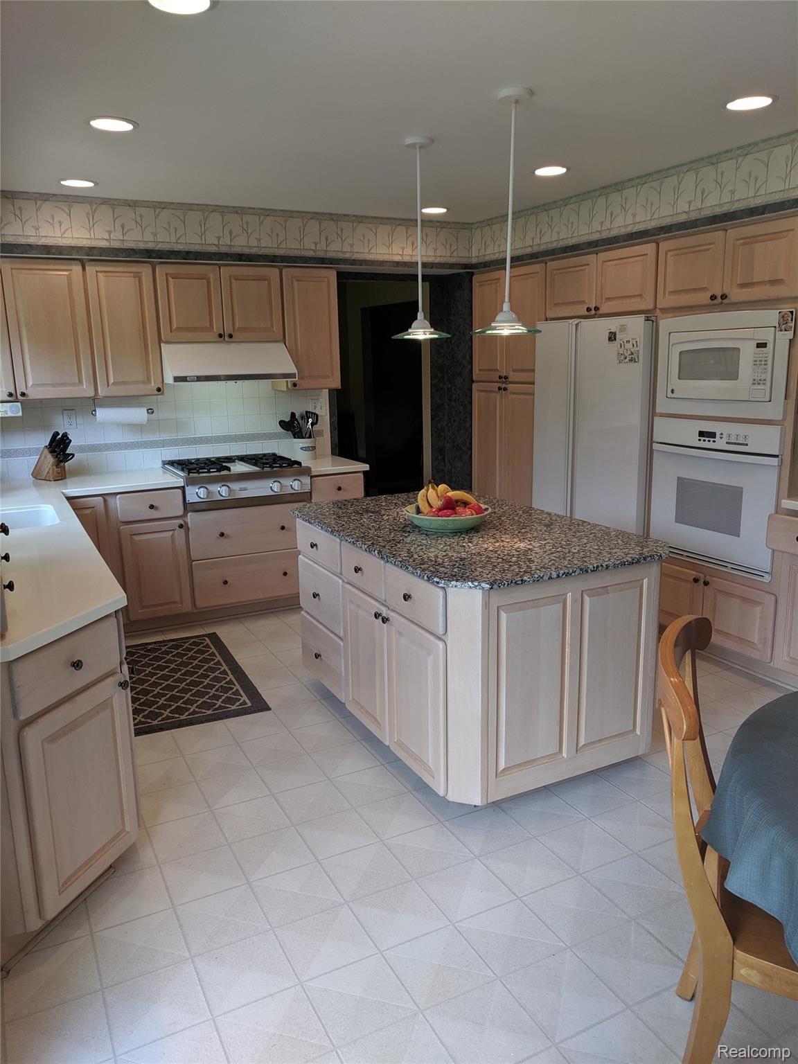 35850 Seminary Ridge Farmington, MI 48331 - Photo 5 of 7 5.5