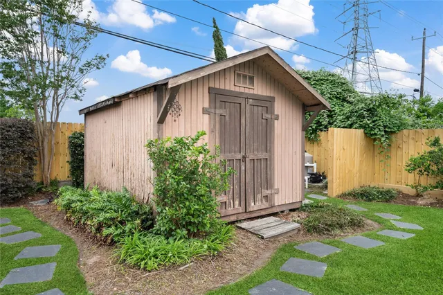 a view of a house with a yard and plants