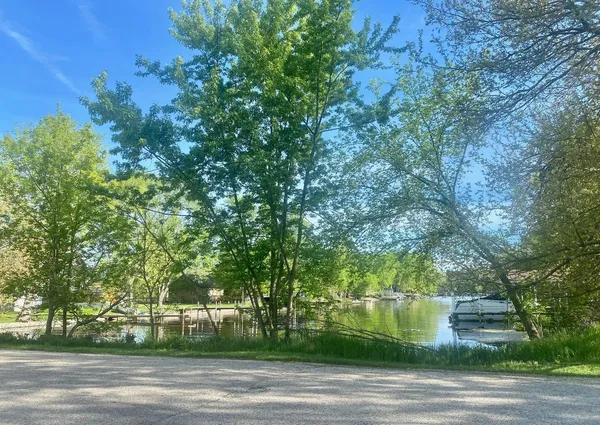 $149,000 | 138 Eastwood Avenue, Port Barrington, IL 60010