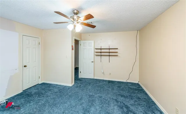 a view of a livingroom with a ceiling fan