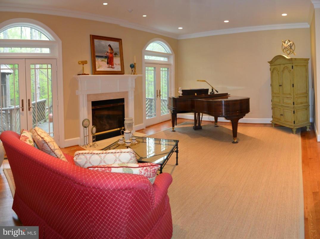 2009 Roundhouse Road Vienna, VA 22181 - Photo 7 of 30 Family Room