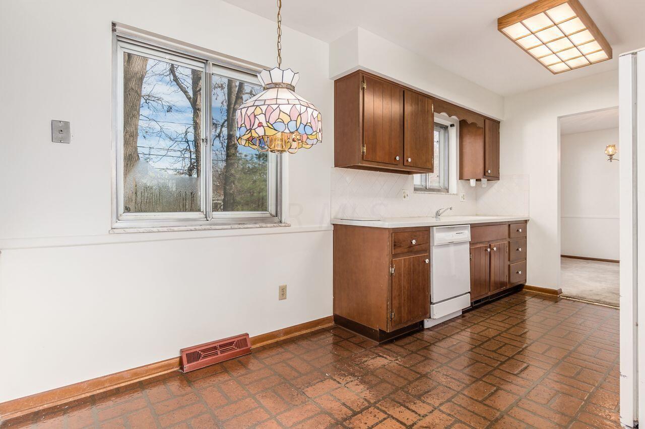 1388 Castleton Road North Columbus, OH 43220 - Photo 10 of 31 Eating Space/Kitchen
