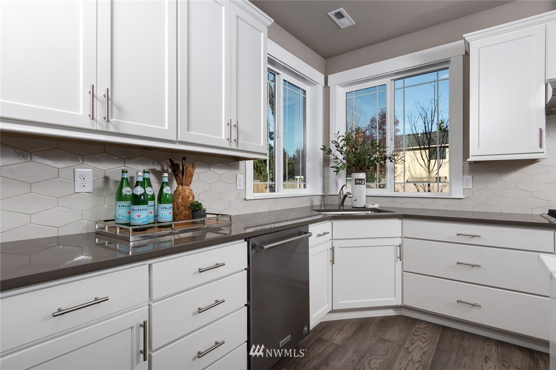 563 Ilwaco Avenue Northeast Renton, WA 98059 - Photo 8 of 26 Gallery Image 8