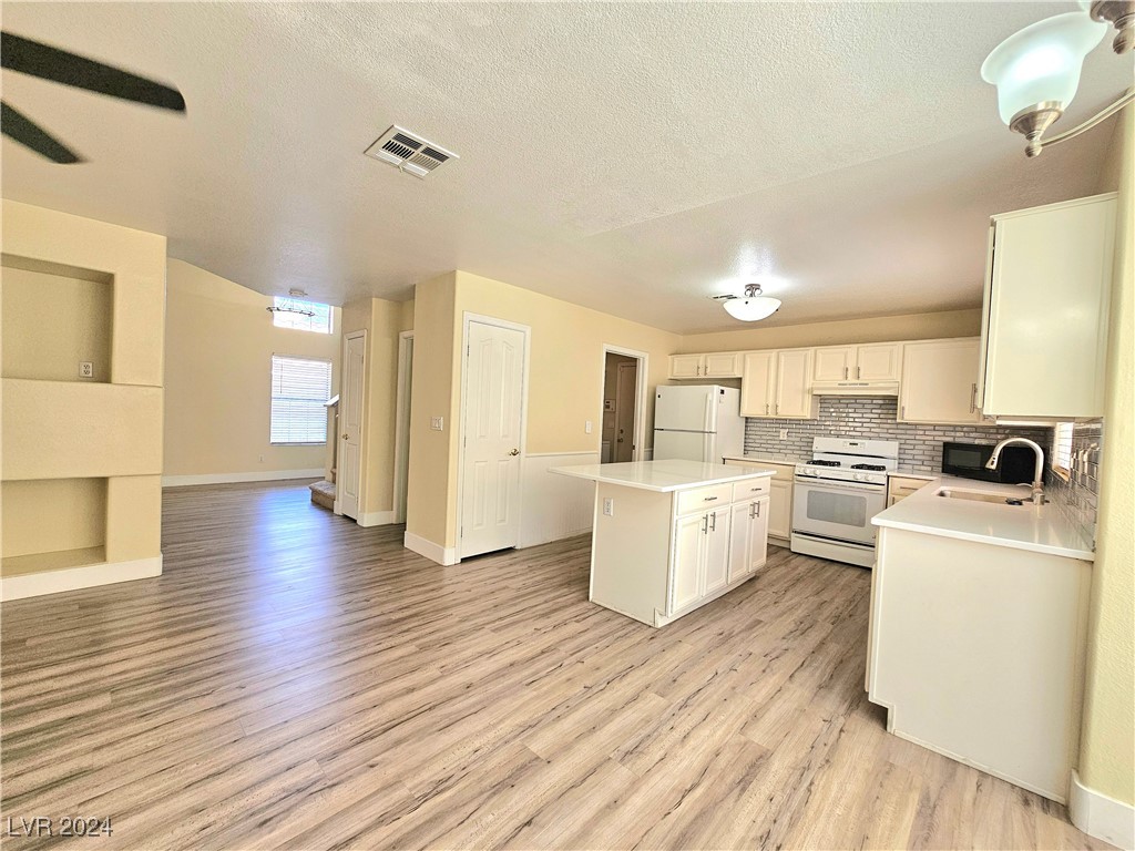 1968 Flagstone Ranch Lane Henderson, NV 89012 - Photo 41 of 53 Dining room to Kitchen