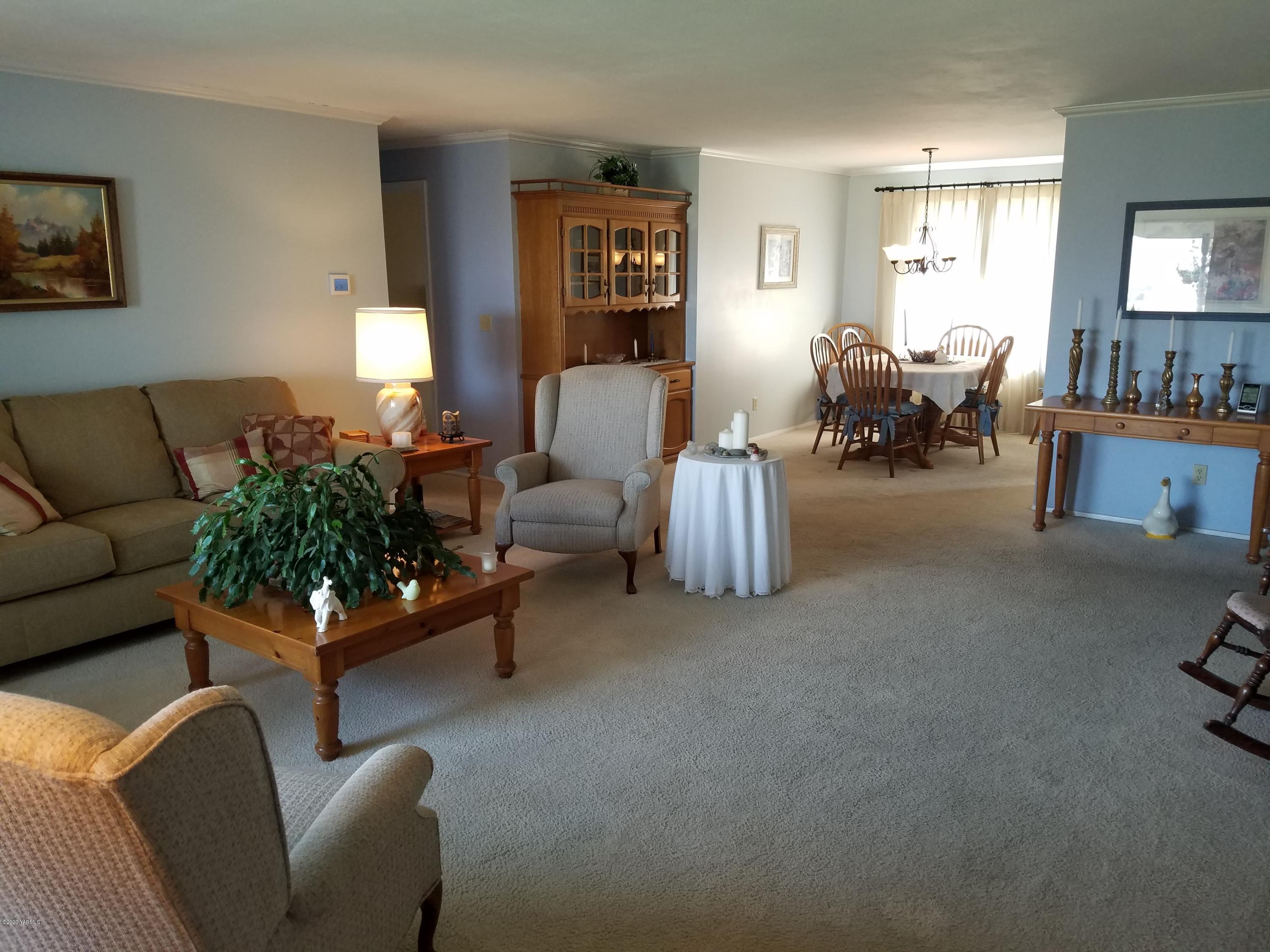 20 Roza View Road Grandview, WA 98930 - Photo 3 of 28 a living room with furniture and a flat screen tv