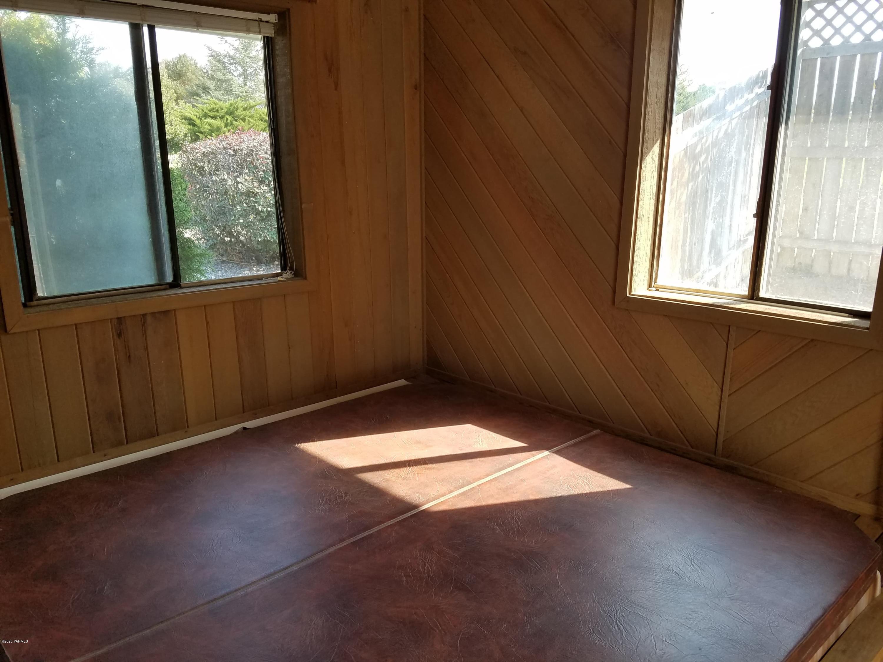 20 Roza View Road Grandview, WA 98930 - Photo 22 of 28 an empty room with windows
