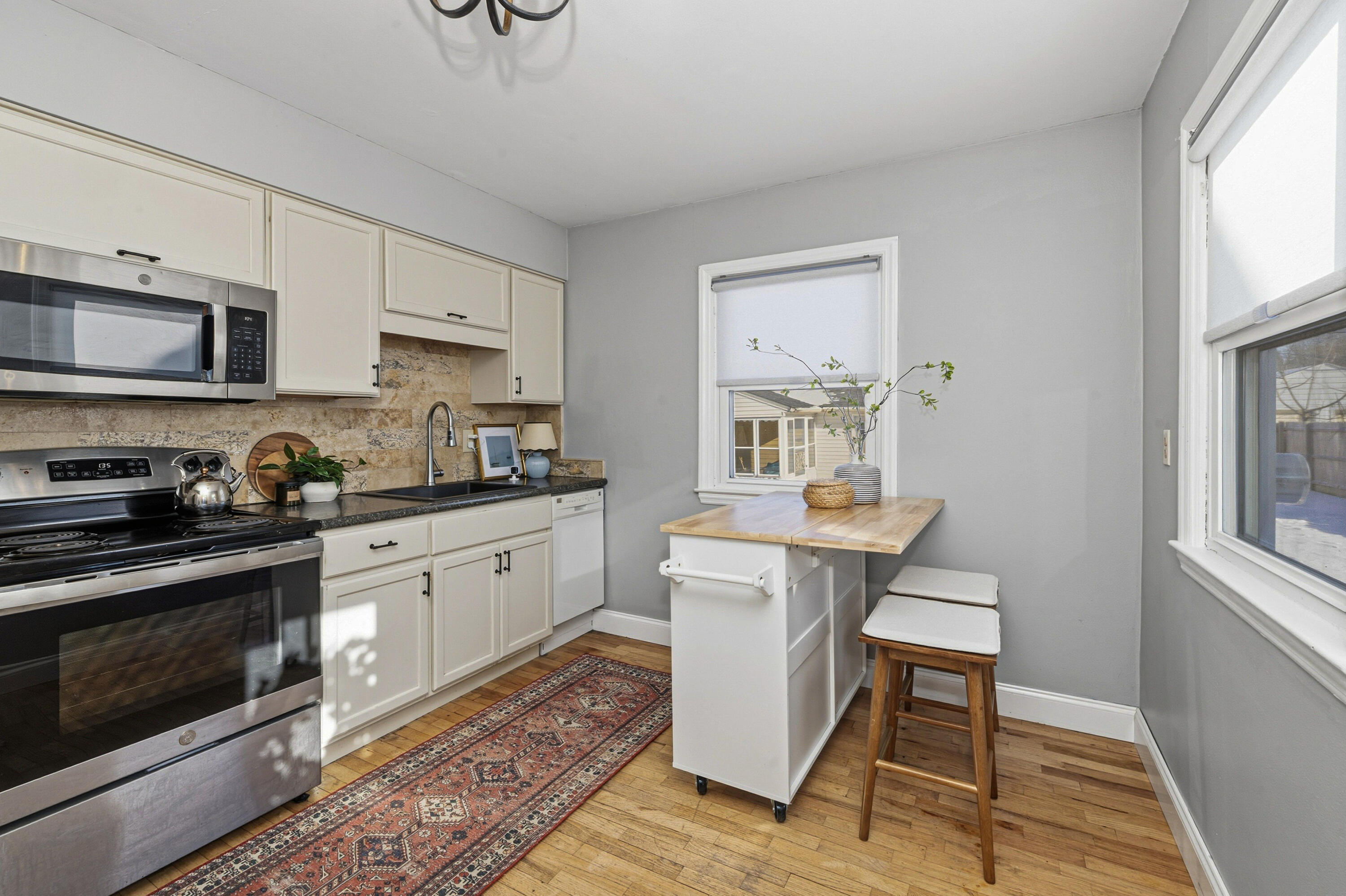 3528 South Herman Street Milwaukee, WI 53207 - Photo 6 of 18 223A0095