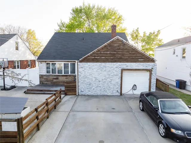 $1,349,999 | 563 Oxford Road, Cedarhurst, NY 11516