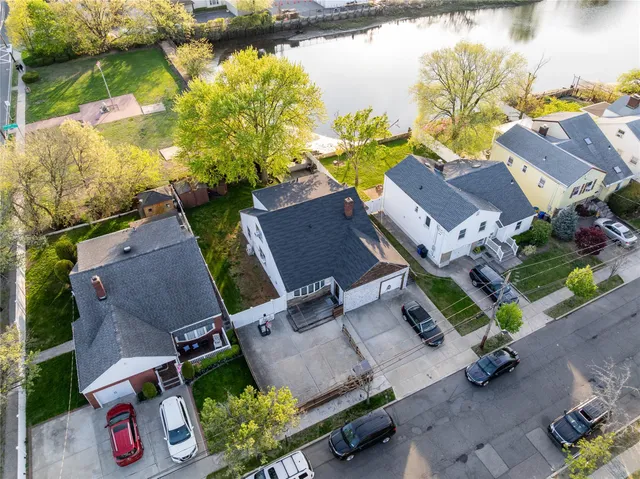 $1,349,999 | 563 Oxford Road, Cedarhurst, NY 11516