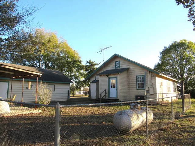 a view of a house with backyard