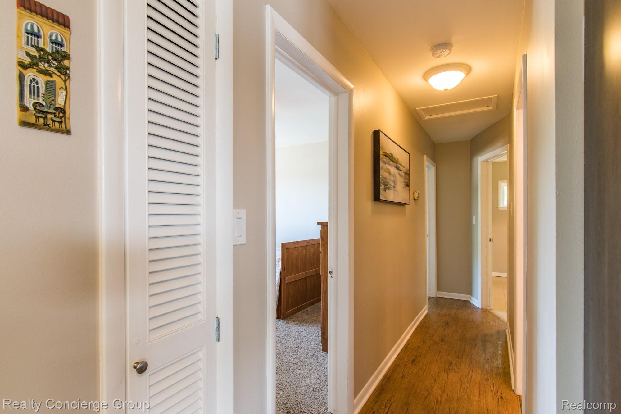 7503 Challis Road Brighton, MI 48116 - Photo 8 of 27 Hallway to bedrooms