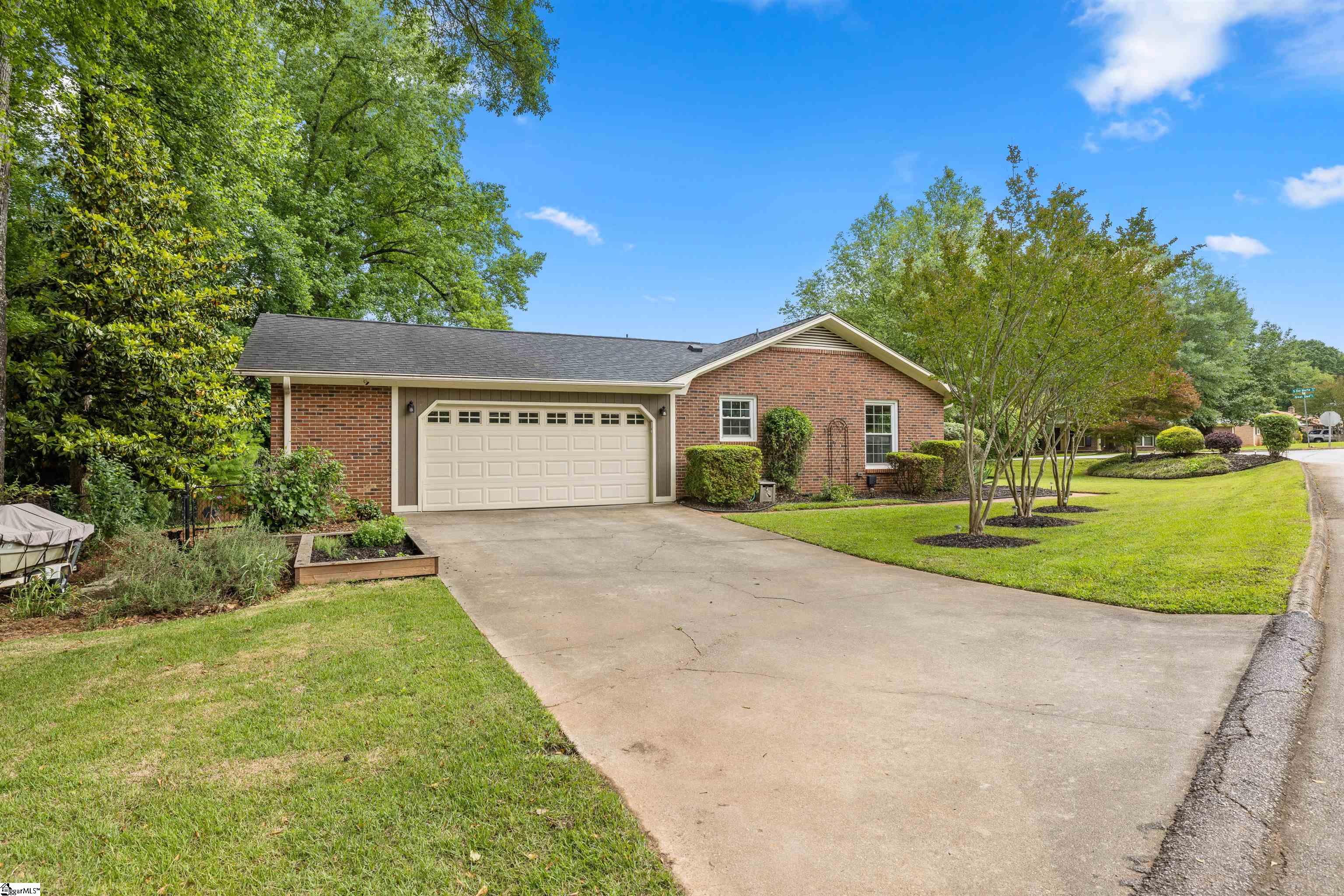 300 Newtonmore Road Greenville, SC 29615 - Photo 4 of 30 Gallery Image 4