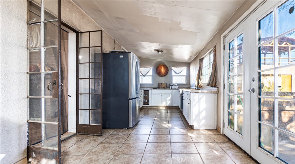 3606 Mojave Road Twentynine Palms, CA 92277 - Photo 15 of 47 a kitchen with refrigerator and window