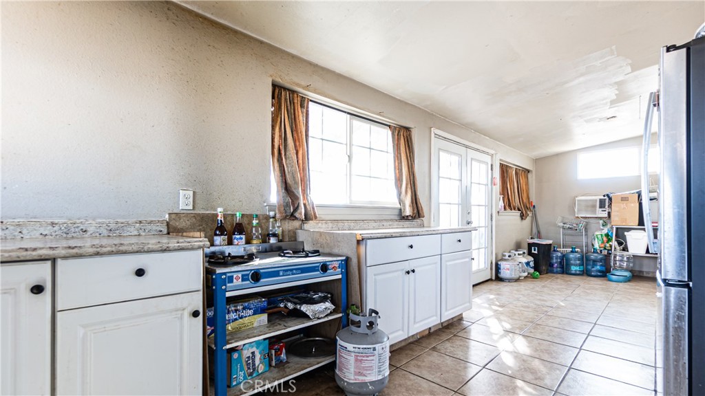 3606 Mojave Road Twentynine Palms, CA 92277 - Photo 17 of 47 a kitchen with sink cabinets and window