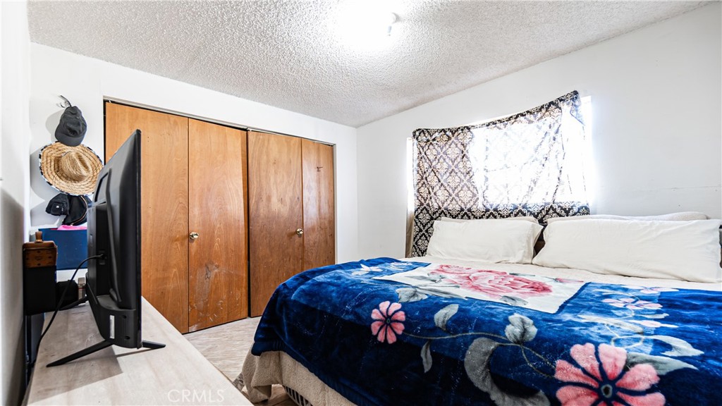 3606 Mojave Road Twentynine Palms, CA 92277 - Photo 19 of 47 a bedroom with a bed and a window