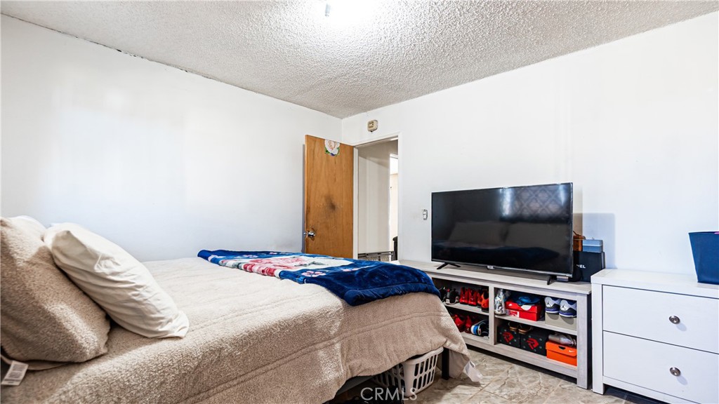 3606 Mojave Road Twentynine Palms, CA 92277 - Photo 20 of 47 a bedroom with a bed and a flat screen tv