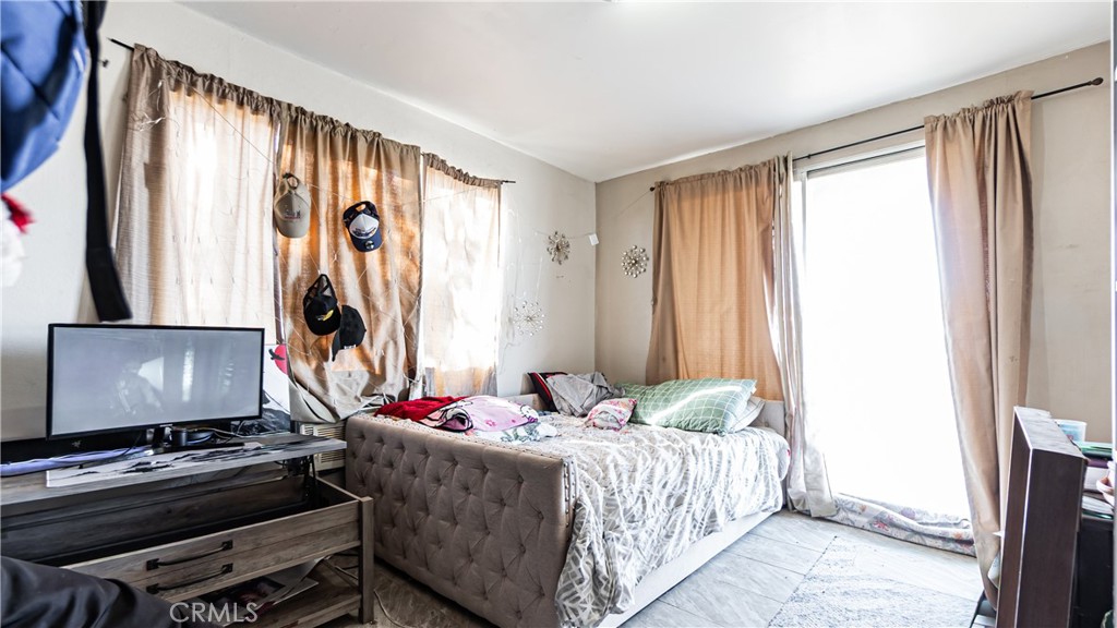 3606 Mojave Road Twentynine Palms, CA 92277 - Photo 24 of 47 a bedroom with a bed and a flat screen tv