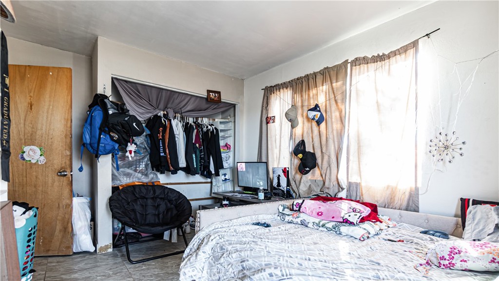 3606 Mojave Road Twentynine Palms, CA 92277 - Photo 25 of 47 a bedroom with a bed a standing and a closet