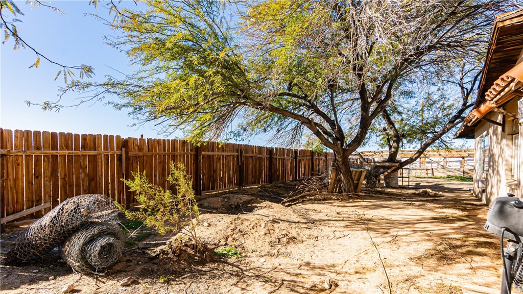 3606 Mojave Road Twentynine Palms, CA 92277 - Photo 26 of 47 a view of a backyard of the house
