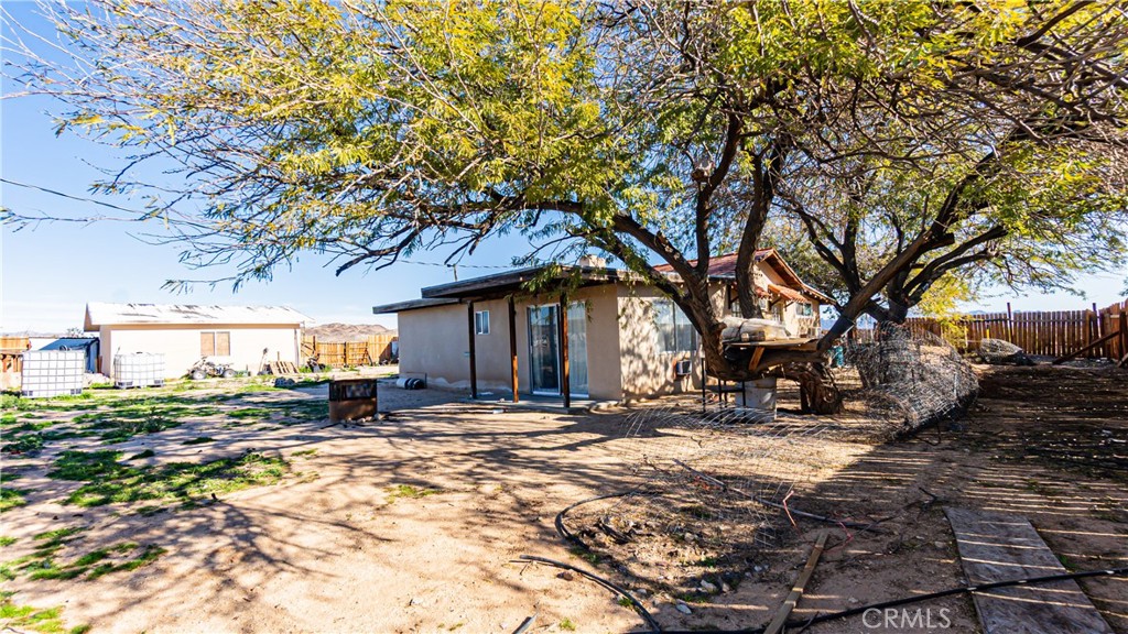 3606 Mojave Road Twentynine Palms, CA 92277 - Photo 29 of 47 a view of a yard with a large tree