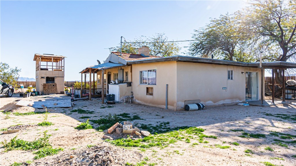 3606 Mojave Road Twentynine Palms, CA 92277 - Photo 31 of 47 a front view of a house with garden