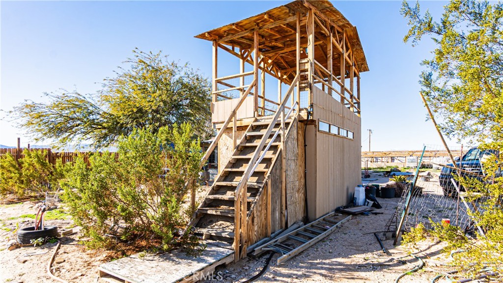 3606 Mojave Road Twentynine Palms, CA 92277 - Photo 41 of 47 a backyard of a house