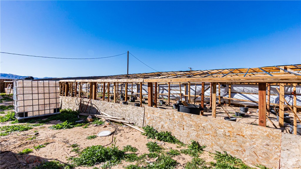 3606 Mojave Road Twentynine Palms, CA 92277 - Photo 44 of 47 a view of a house with a yard