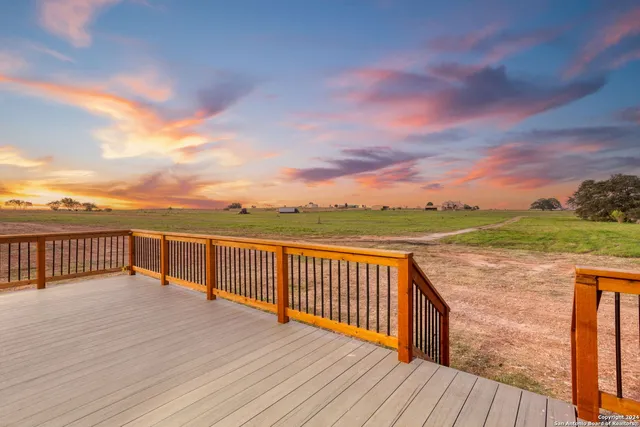 $625,000 | 288 County Road 105, Floresville, TX 78114