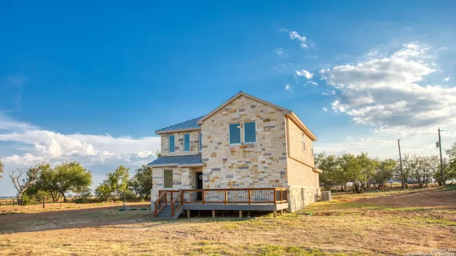 $625,000 | 288 County Road 105, Floresville, TX 78114