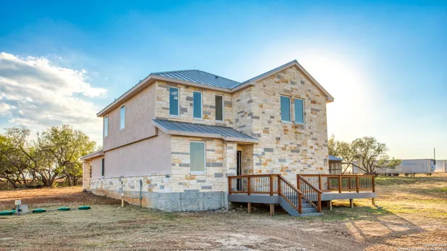 $625,000 | 288 County Road 105, Floresville, TX 78114