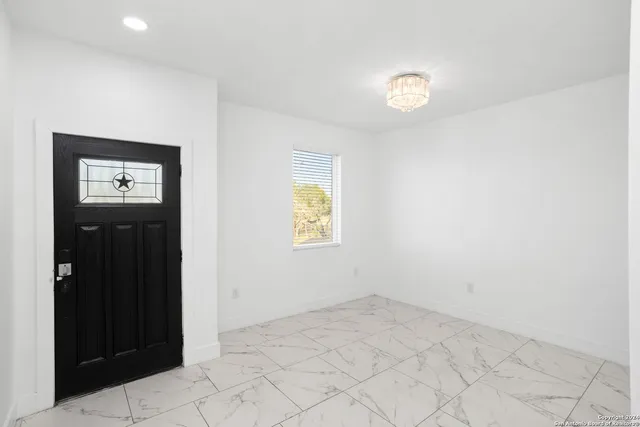 $625,000 | 288 County Road 105, Floresville, TX 78114