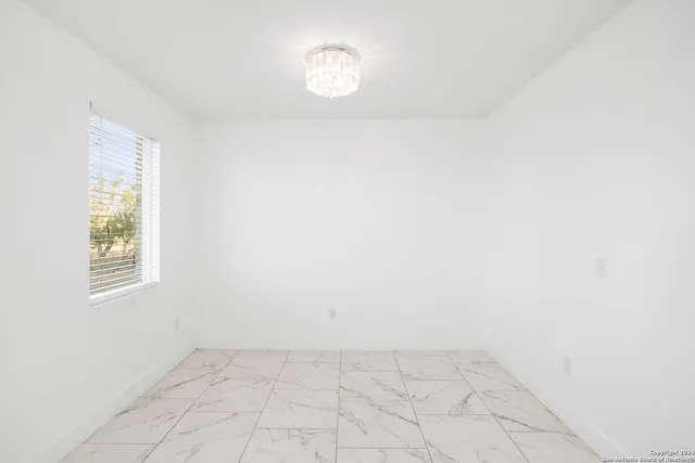 $625,000 | 288 County Road 105, Floresville, TX 78114