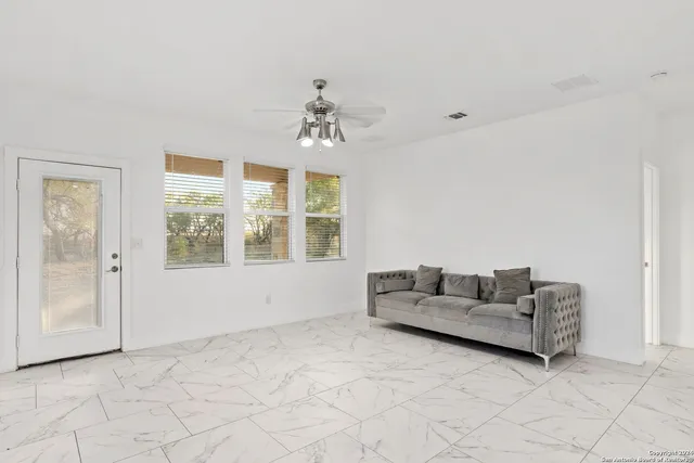 $625,000 | 288 County Road 105, Floresville, TX 78114