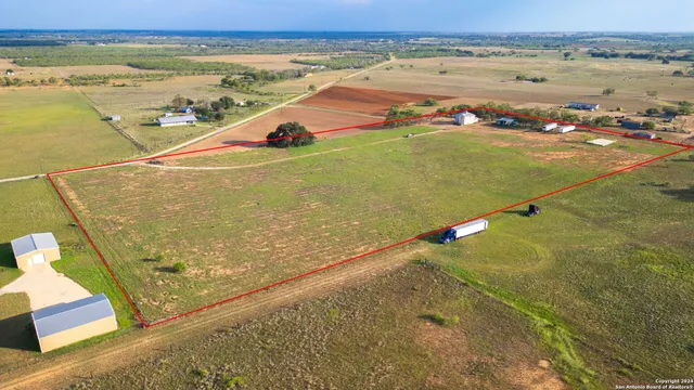 $625,000 | 288 County Road 105, Floresville, TX 78114