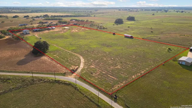 $625,000 | 288 County Road 105, Floresville, TX 78114