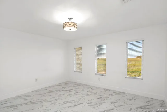 $625,000 | 288 County Road 105, Floresville, TX 78114