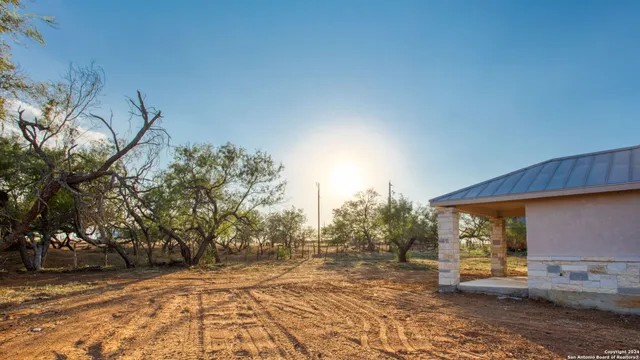 $625,000 | 288 County Road 105, Floresville, TX 78114