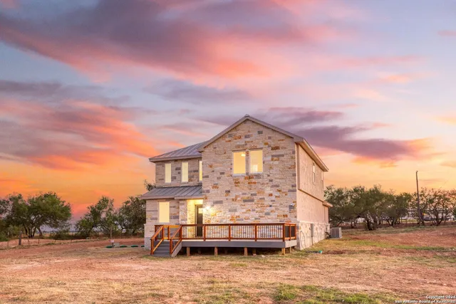 $625,000 | 288 County Road 105, Floresville, TX 78114
