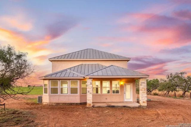 $625,000 | 288 County Road 105, Floresville, TX 78114