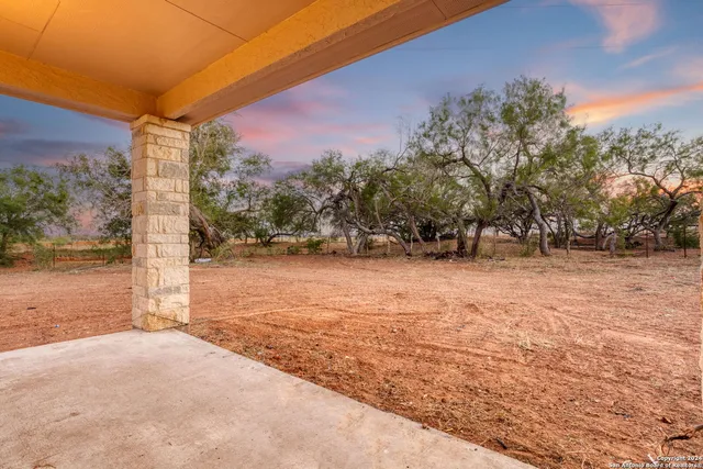 $625,000 | 288 County Road 105, Floresville, TX 78114