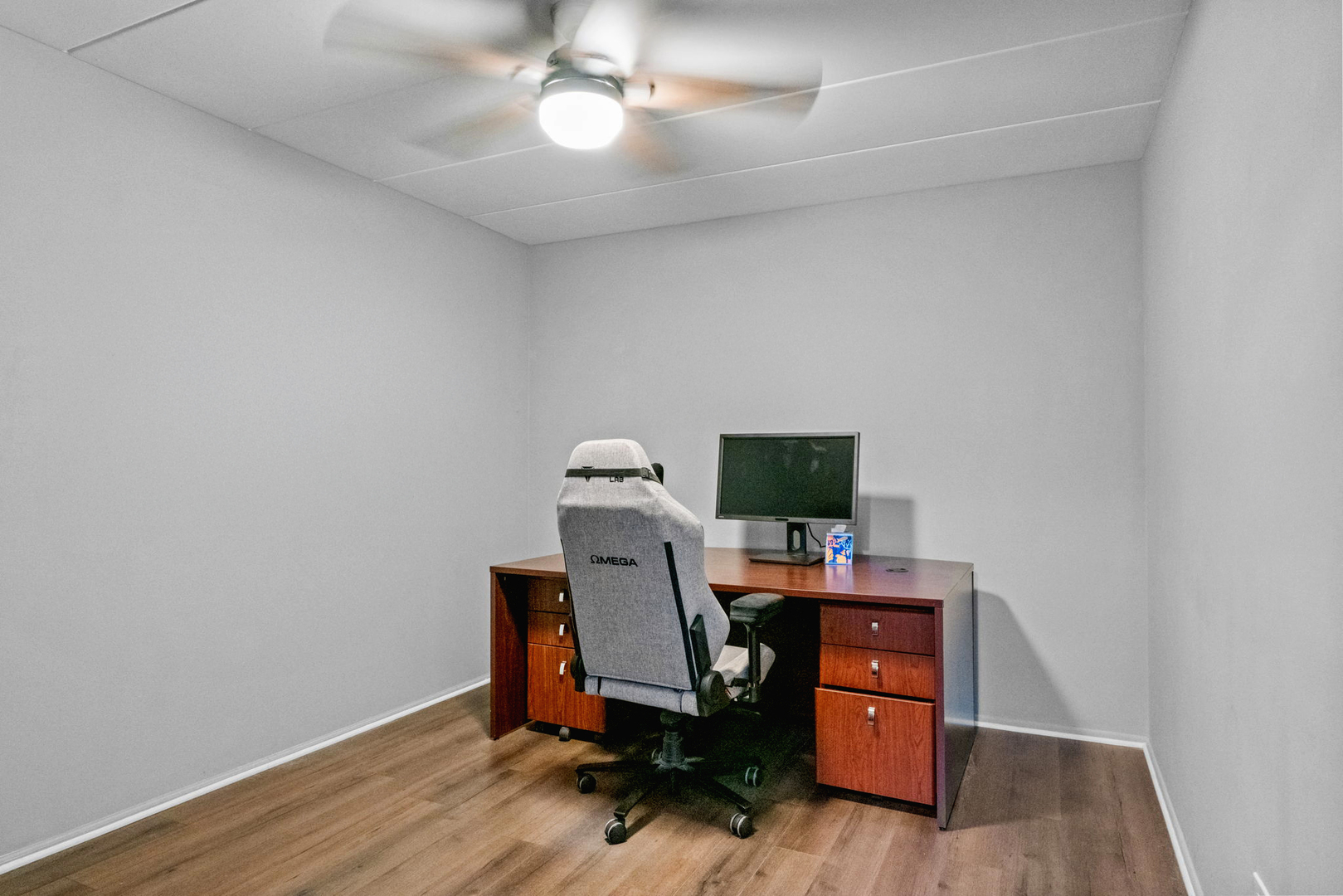 222 North Grove Avenue, Unit 2B Oak Park, IL 60302 - Photo 12 of 20 a view of a workspace with furniture and wooden floor