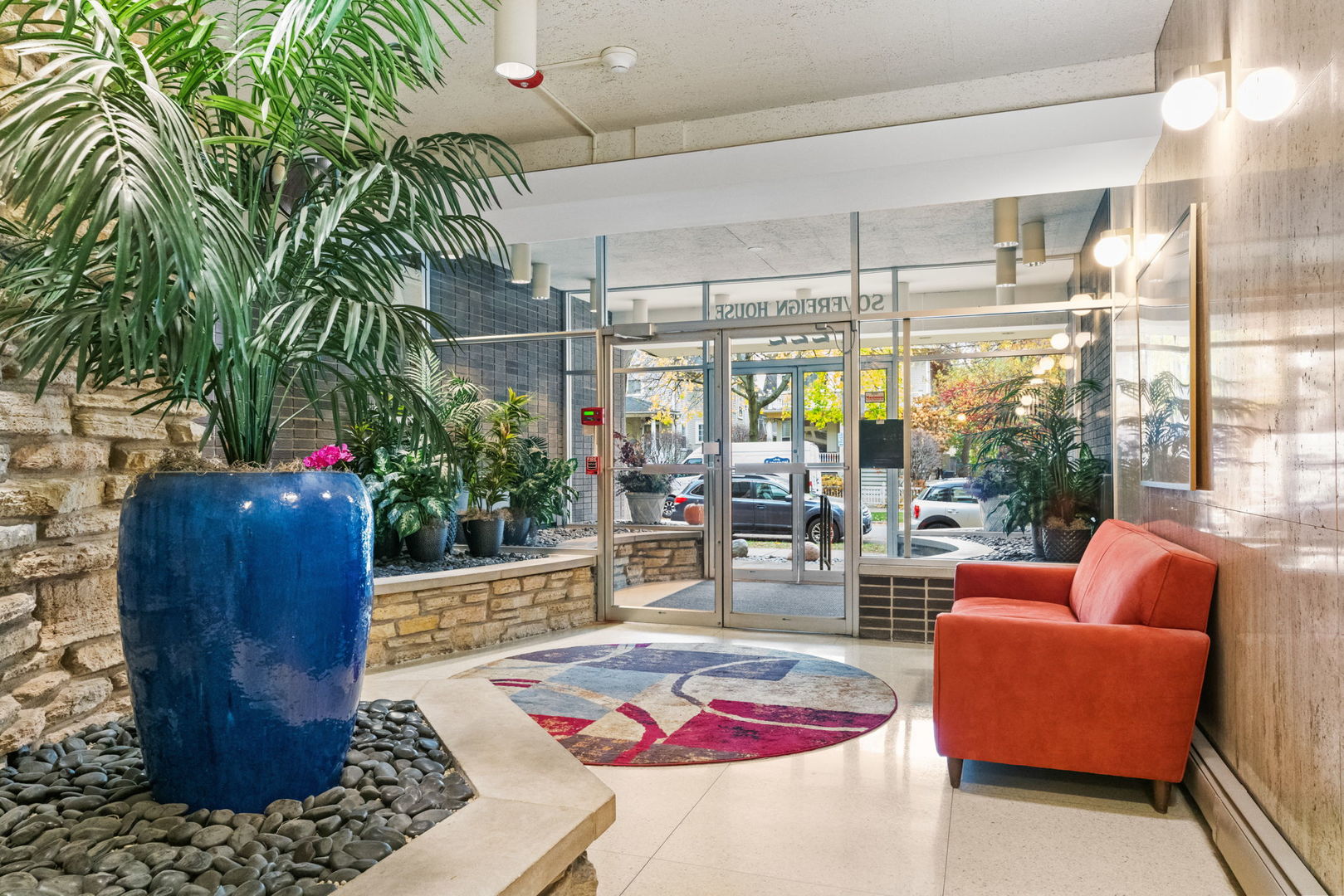 222 North Grove Avenue, Unit 2B Oak Park, IL 60302 - Photo 5 of 20 a living room filled with furniture and a potted plant