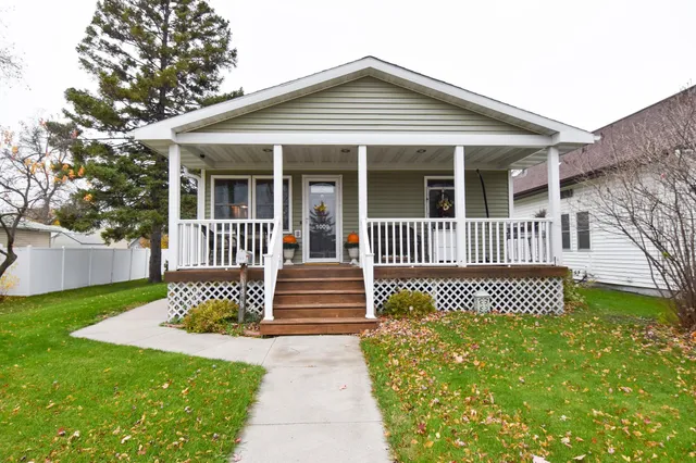 $166,000 | 1009 Knight Avenue North, Thief River Falls, MN 56701