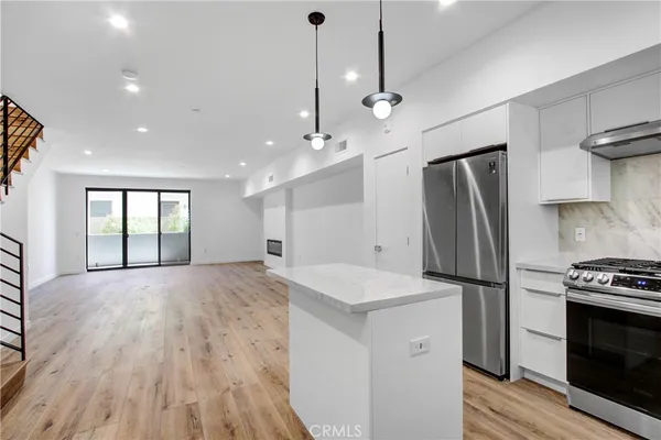 $4,695 | 4409 Saugus Avenue, Unit 104, Sherman Oaks, CA 91403