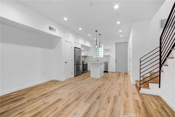 $4,695 | 4409 Saugus Avenue, Unit 104, Sherman Oaks, CA 91403