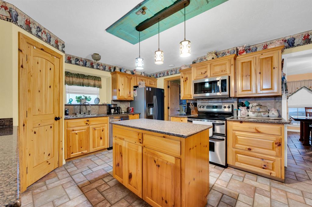 839 Walker Creek Road Ennis, TX 75119 - Photo 13 of 40