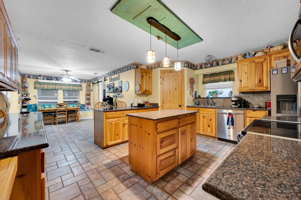 839 Walker Creek Road Ennis, TX 75119 - Photo 14 of 40