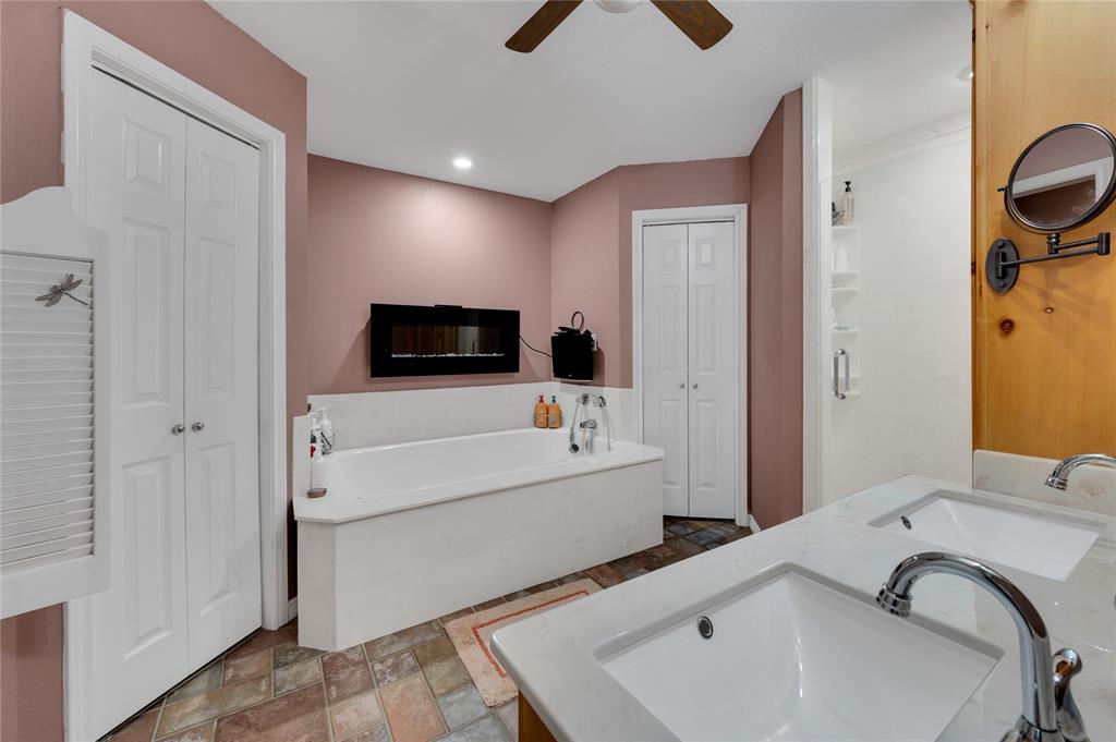 839 Walker Creek Road Ennis, TX 75119 - Photo 26 of 40 a bathroom with a tub sink and mirror