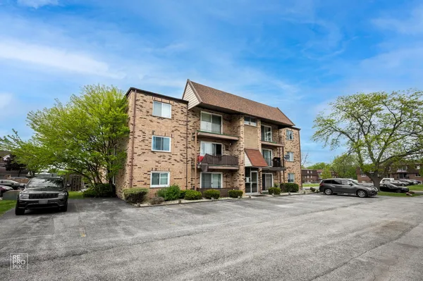 $159,900 | 7109 Laverne Lane, Unit 1A, Tinley Park, IL 60477
