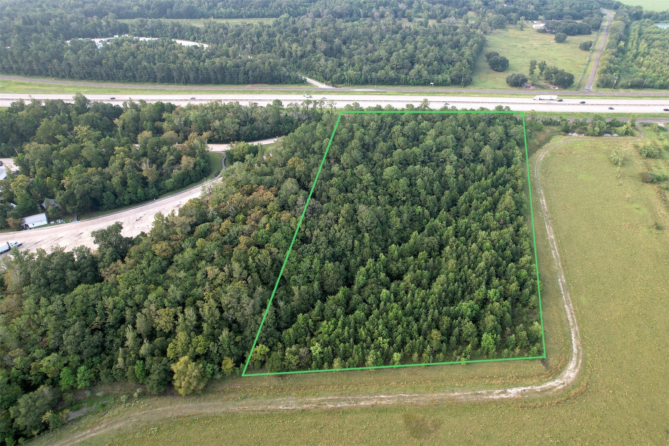 10 East Anahuac, TX 77514 - Photo 3 of 5 a view of a yard
